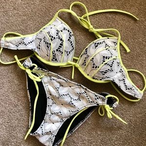 Victoria’s Secret Bikini Set - 🆓 bottoms